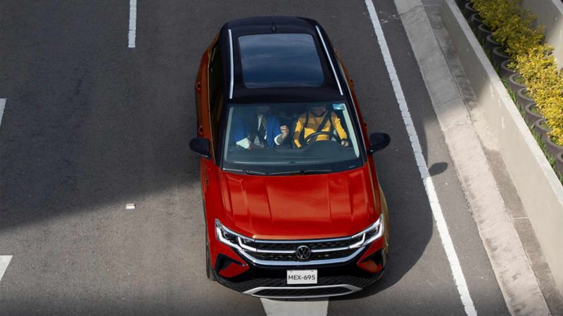 Volkswagen Taos 2024 en color rojo. Vista cenital de camioneta SUV para 5 pasajeros. 