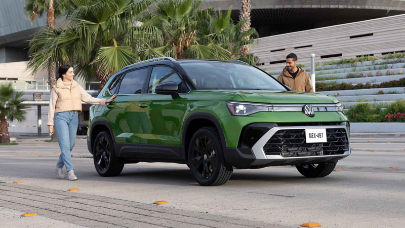 SUV 2025 – Nuevo Taos de Volkswagen, versión Highline. Camioneta para 5 pasajeros en color verde. 
