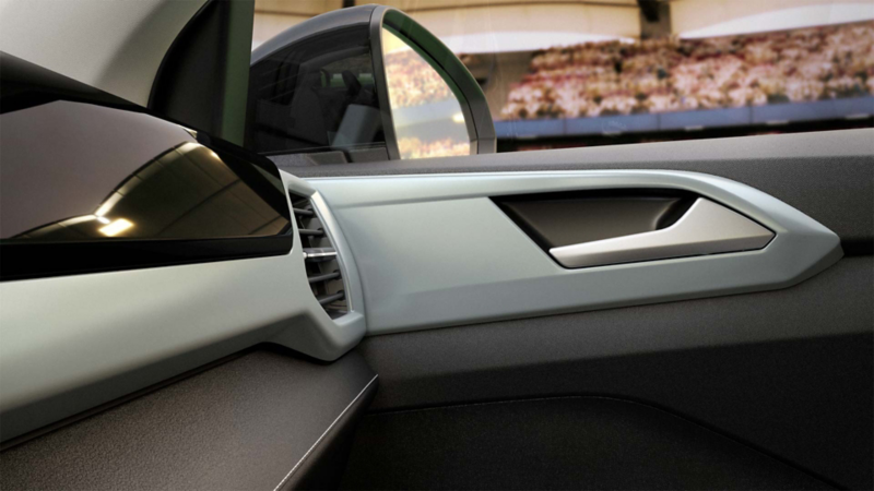 Bocinas de copiloto, manija y espejo lateral vistas desde el interior de Volkswagen Taos Edición Especial GOAL.