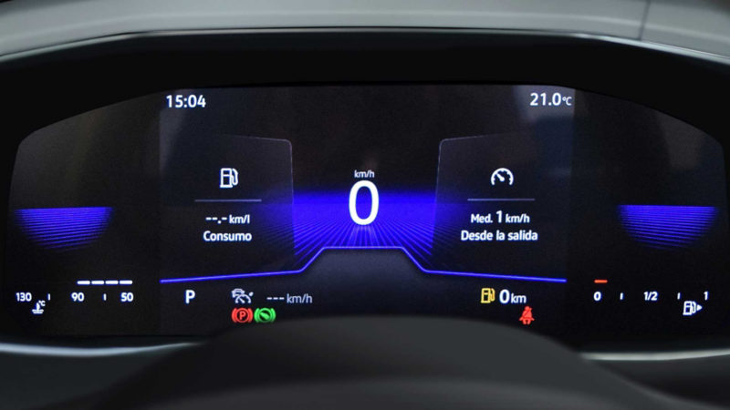 T Cross, nueva versión de camioneta SUV con cuadro de instrumentos digital que muestra tacómetro y velocímetro.