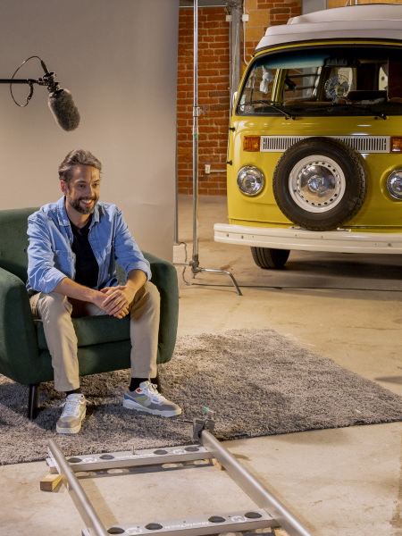 Hombre es entrevistado mientras comparte experiencia con Combi de Volkswagen.