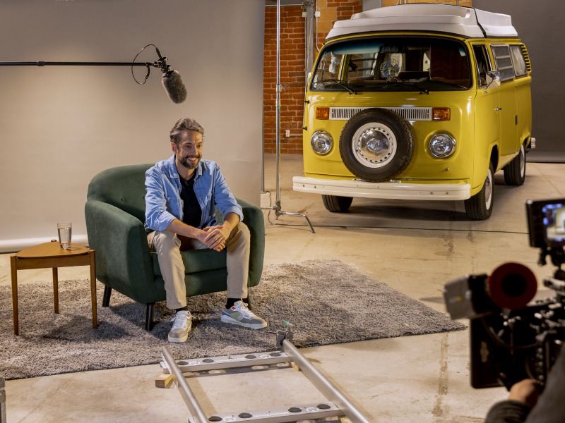 Hombre es entrevistado mientras comparte experiencia con Combi de Volkswagen.
