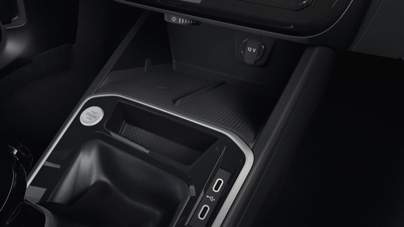 Cargador inalámbrico en el interior de Tera VW, nuevo SUVW de Volkswagen en México. 