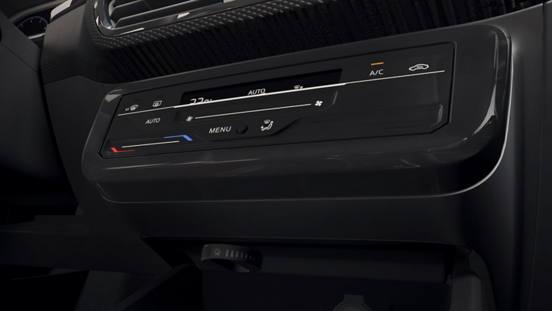 Panel de control de aire acondicionado en camioneta Tera 2026 de Volkswagen. 
