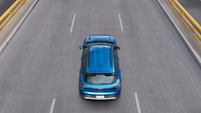 Vista aérea de Volkswagen Tera 2026 azul circulando en carretera.