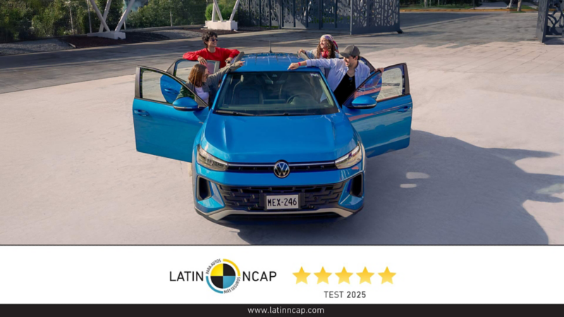 Jóvenes entran a Volkswagen Tera 2026 color azul con puertas abiertas. SUV con calificación 5 estrellas Latin NCAP 2025.