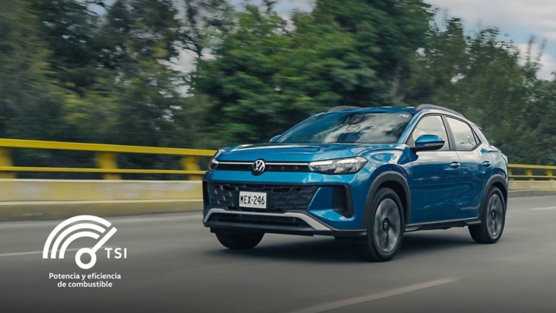 Volkswagen Tera TSI 2026 de color azul en movimiento por carretera. Motor con potencia y eficiencia de combustible.