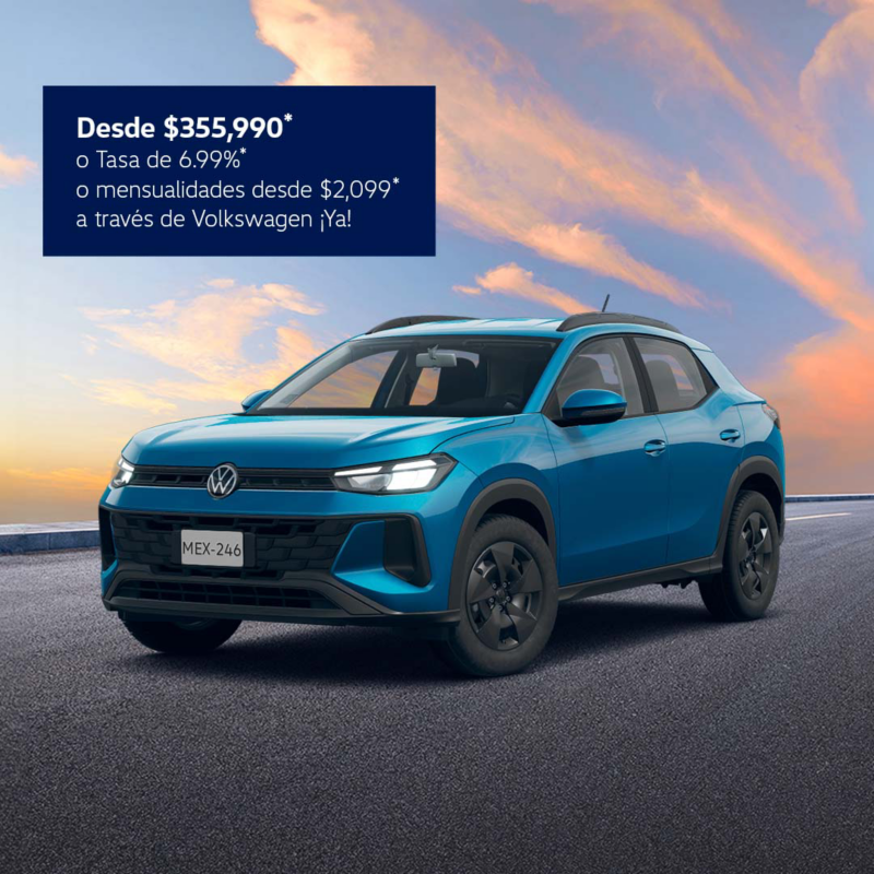 Camioneta Volkswagen Tera de color azul circula en carretera durante el atardecer.