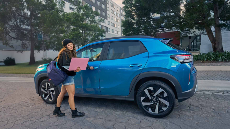 Volkswagen Nuevo Tiguan 2025 con mamá e hija en el interior de camioneta SUV. 