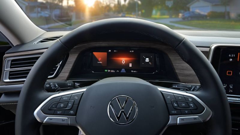 Digital Cockpit de alta resolución en el interior de VW Teramont 2024. 
