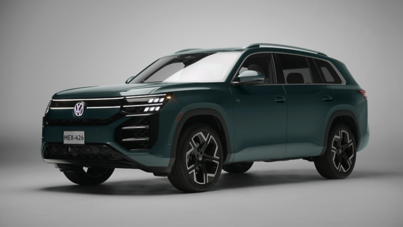 Volkswagen Nuevo Taigun 2026 de color verde circula en una avenida arbolada de la Ciudad de México.