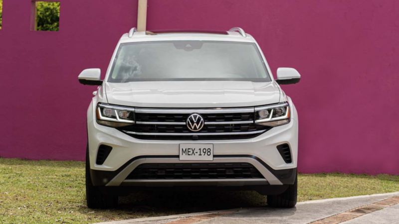 Teramont 2023. SUV de Volkswagen para 5 y 7 pasajeros, en color exterior blanco. 