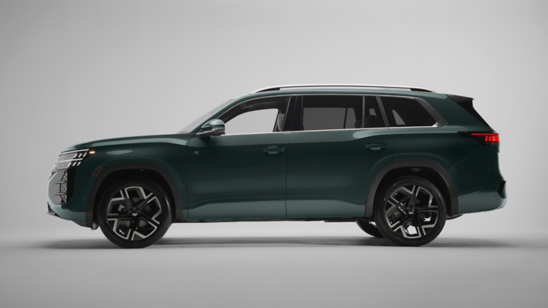 Mujer sube a SUV Taigun 2026 al abrir la puerta de conductor. 