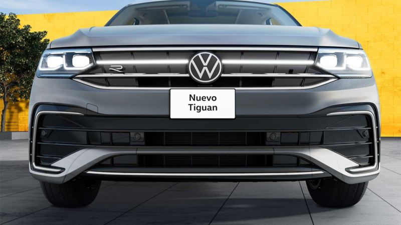 Parrilla, logo VW y faros principales de Volkswagen Nuevo Tiguan 2022 R-Line, color gris. 