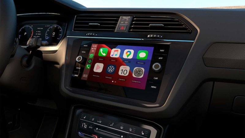 Pantalla touch de Tiguan 2022 versión R-Line ubicada en parte dentral de camioneta suv.