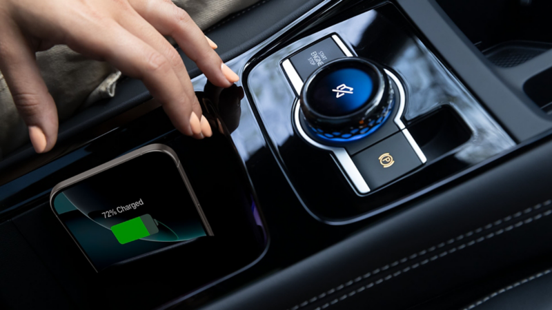 Cargador inalámbrico para celulares en el interior de Tiguan 2025. 
