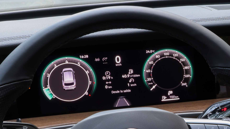 Digital cockpit de Tiguan 2025 muestra velocímetro, kilómetros recorridos y tácometro. 