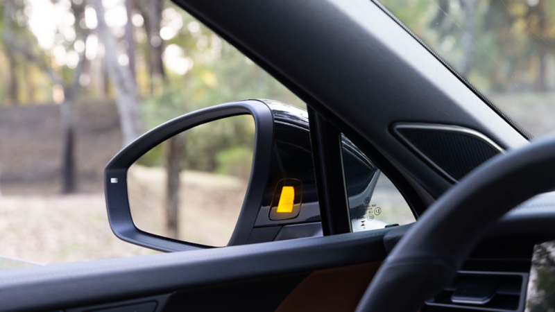 Luz de detector de punto ciego en el espejo de conductor de Tiguan 2025.