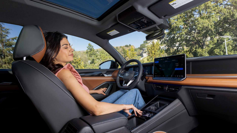 Volkswagen Tiguan 2026 con mamá e hija en el interior de camioneta SUV. 