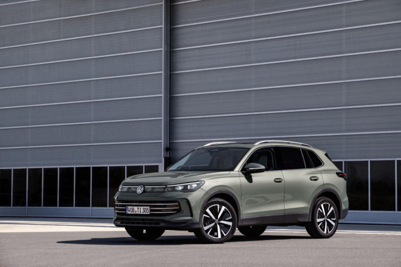 Volkswagen Tiguan stojący na parkingu przed siedzibą dużej firmy