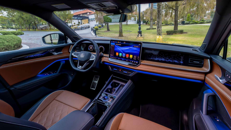 Interior de Volkswagen Tiguan, con pantallas y volante multifunciones.