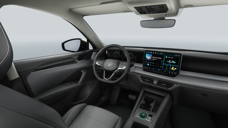Interior de Volkswagen Tiguan 2024, con pantallas y volante multifunciones.