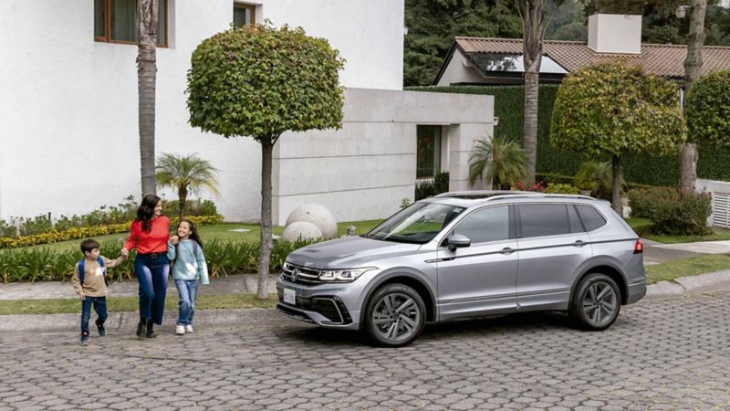 Familia en el bosque, SUV 2024 Tiguan Volkswagen.