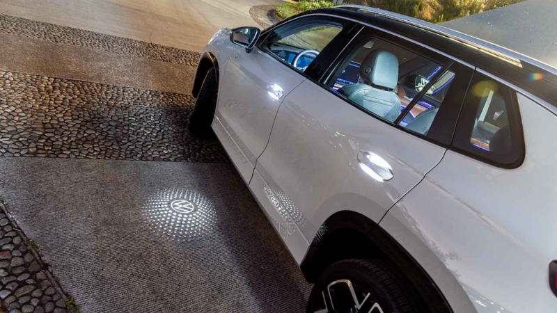 Tiguan 2026 integra luces en las puertas que reflejan logo VW. 