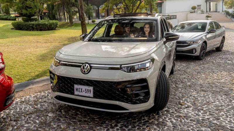 Emblema R en la versión R-Line de Nuevo Tiguan 2026, SUV en color blanco y techo negro. 