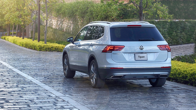 Vista trasera de Tiguan 2020, el SUV familiar de Volkswagen color blanco equipado con park assistant
