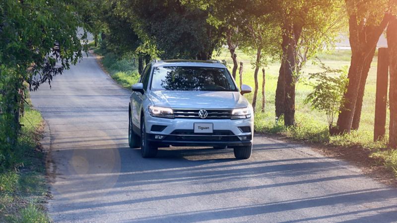 SUV Tiguan 2020 de Volkswagen en marcha en color blanco andando por carretera