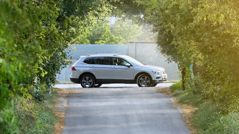 Vista lateral de Tiguan 2020, el SUV familiar de Volkswagen color blanco