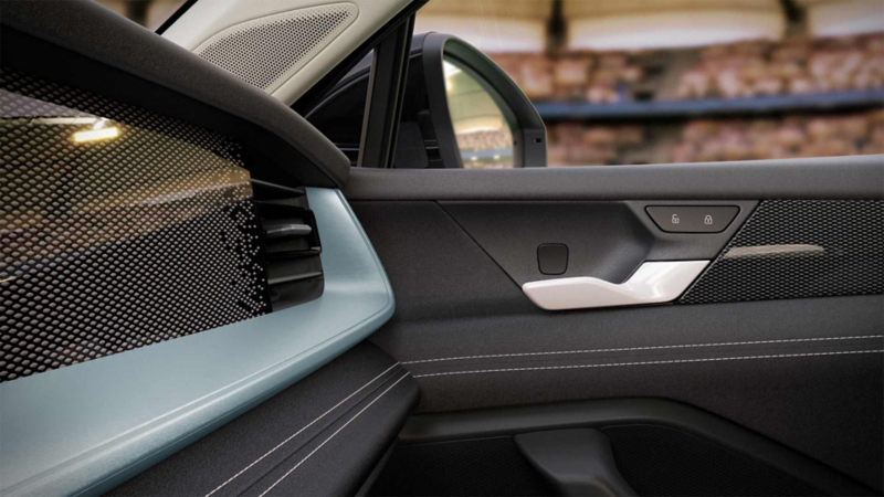 Bocinas de copiloto, manija y espejo lateral vistas desde el interior de Volkswagen Tiguan Edición Especial GOAL.