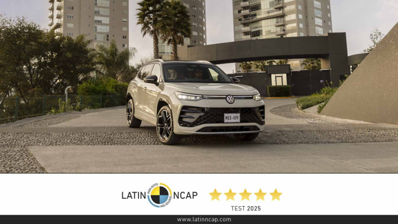 Camioneta Tiguan 2026 de color blanco con logo de 5 estrellas Latin NCAP en la parte inferior.