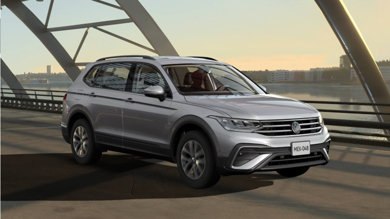 Volkswagen Tiguan 2024 en color gris circula sobre un puente.