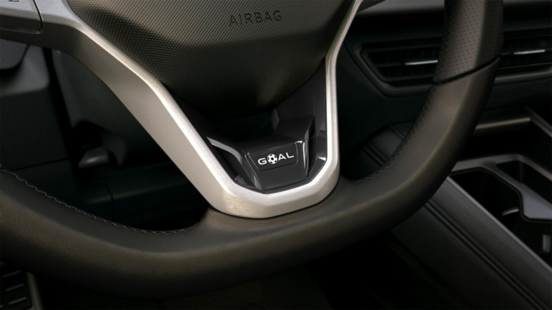 Detalle de emblema GOAL en la parte inferior del volante de Volkswagen Tiguan.