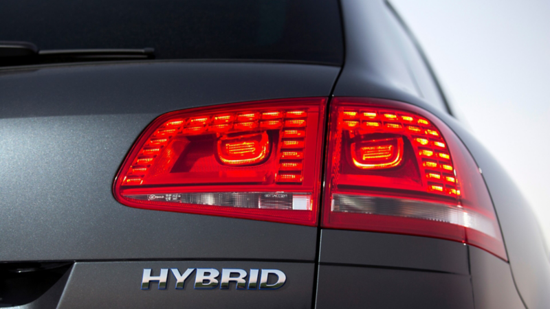 Volkswagen Touareg. Camioneta híbrida del 2016. Modelo seminuevo en color gris con luces traseras encendidas.