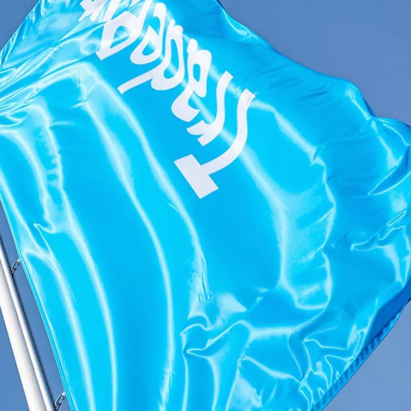 Eine TradePort Flagge weht im Wind.