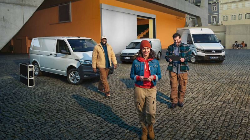 Hantverkare framför VW Caddy Cargo, Crafter och Transporter