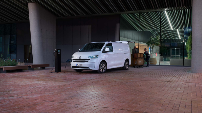Nya e-Transporter Skåp står vid en laddstation