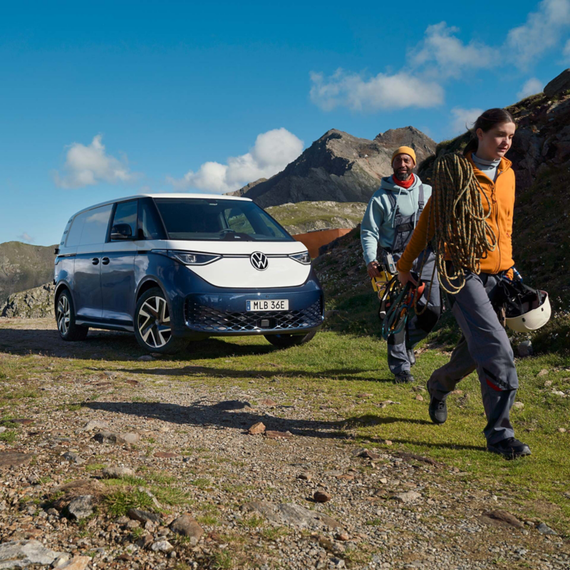 Tvåtonslackerad VW ID. Buzz Cargo i bergsmiljö