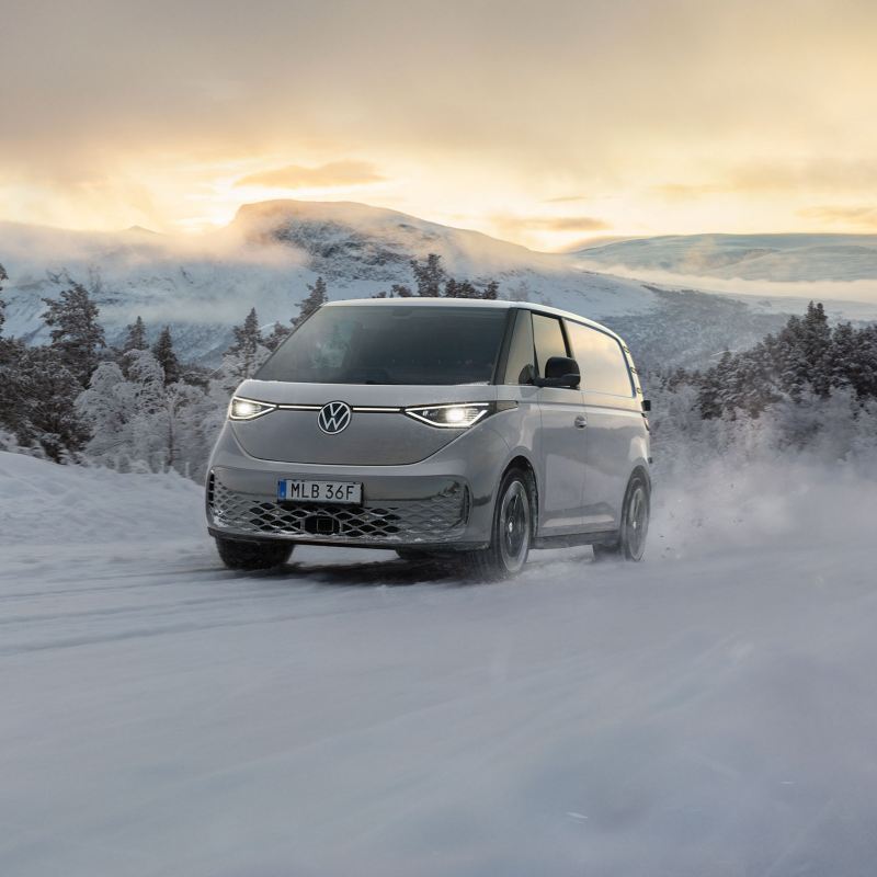 VW ID. Buzz i vinterlandskap