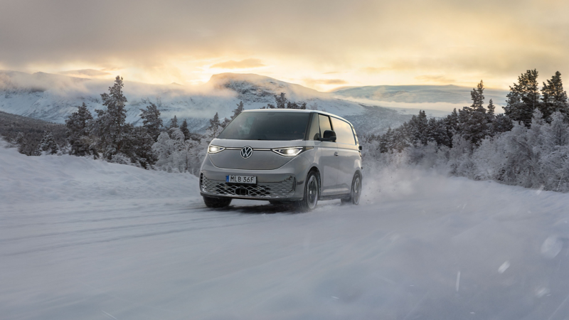 VW ID. Buzz i vinterlandskap