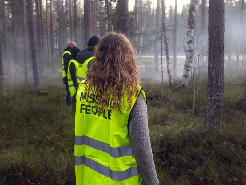 Frivilliga från Missing People i sökinsats i skogen