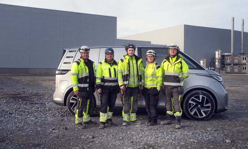 Personal från Nordelektro uppställda framför sin nya VW ID. Buzz Cargo elskåpbil på en grusparkering