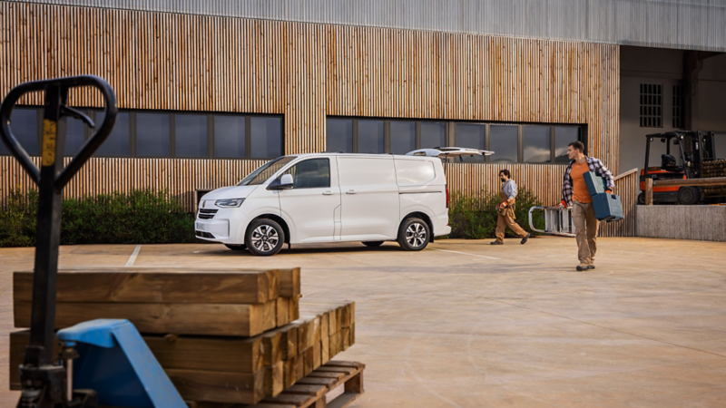 Hantverkare lastar av sitt material från en VW Transporter skåpbil.
