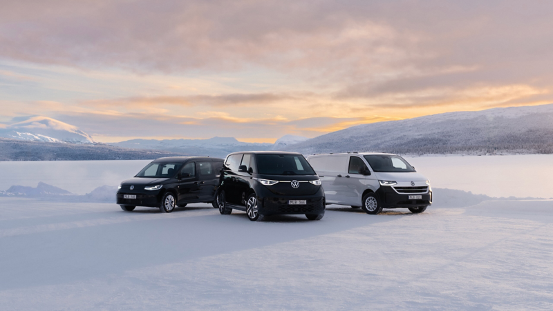 VW Caddy Cargo, ID. Buzz Cargo och Transporter står uppställda i vinterlandskap