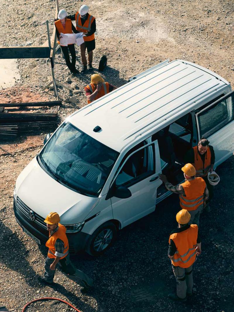 En vit VW Transporter Skåp på en byggarbetsplats