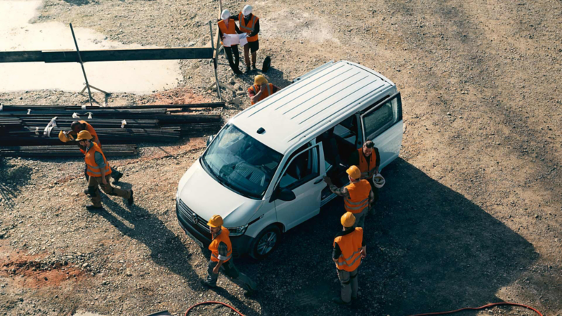 En vit VW Transporter Skåp på en byggarbetsplats