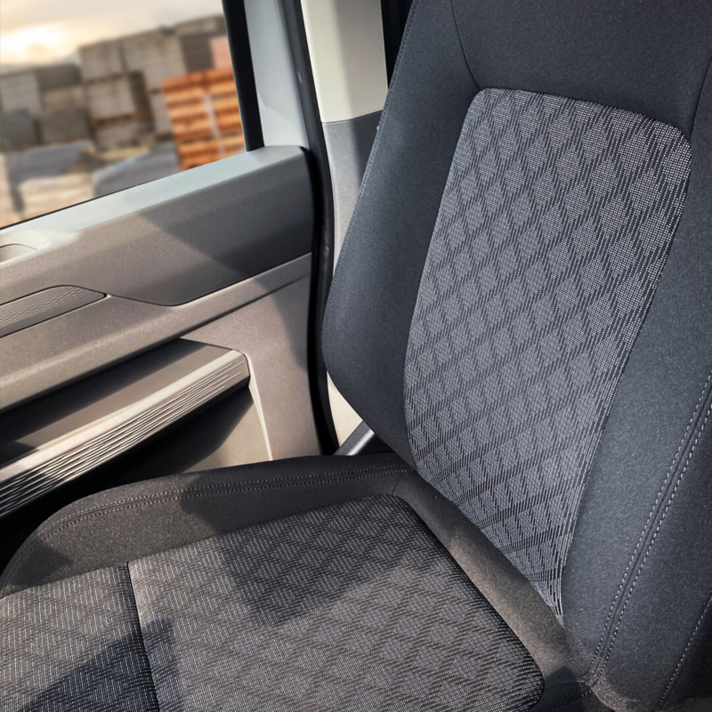 Asientos tapizados en tela Black Onyx en la cabina del VW Transporter